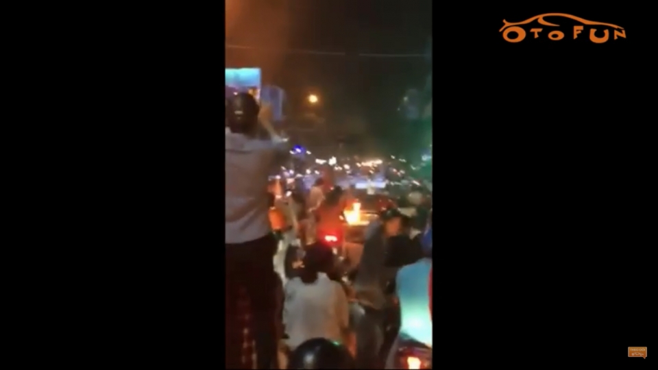 Lamborghini cháy đuôi khi nẹt pô "khạc lửa" mừng chiến thắng Việt Nam - Philippines lamborghini chay duoi khi net po khac lua an mung chien thang viet nam phillipines