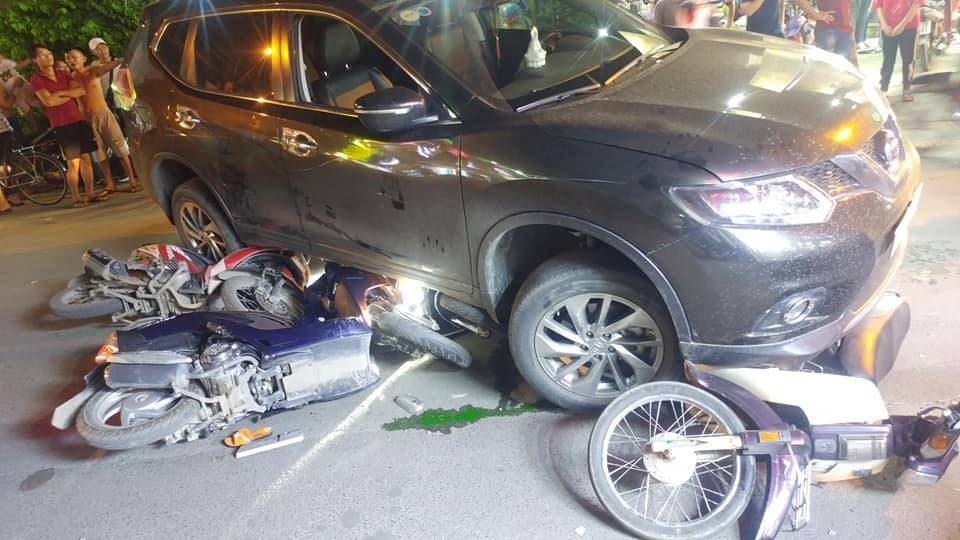 Nissan X-Trail "san bằng" 5 xe máy, 4 người nhập viện nissan x trail san bang 5 xe may 4 nguoi nhap vien