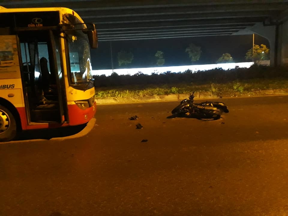 lan lan nguoc chieu xe may suyt dam thung xe bus