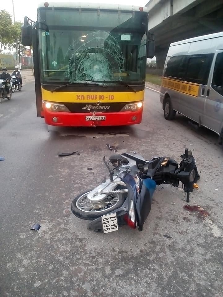 lan lan nguoc chieu xe may suyt dam thung xe bus