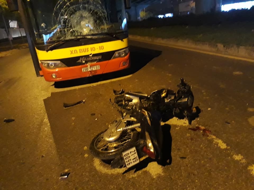 lan lan nguoc chieu xe may suyt dam thung xe bus