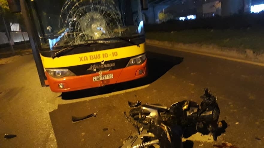 Ngược chiều gây tai nạn, lái xe máy lao thẳng đầu đâm gần thủng kính xe bus