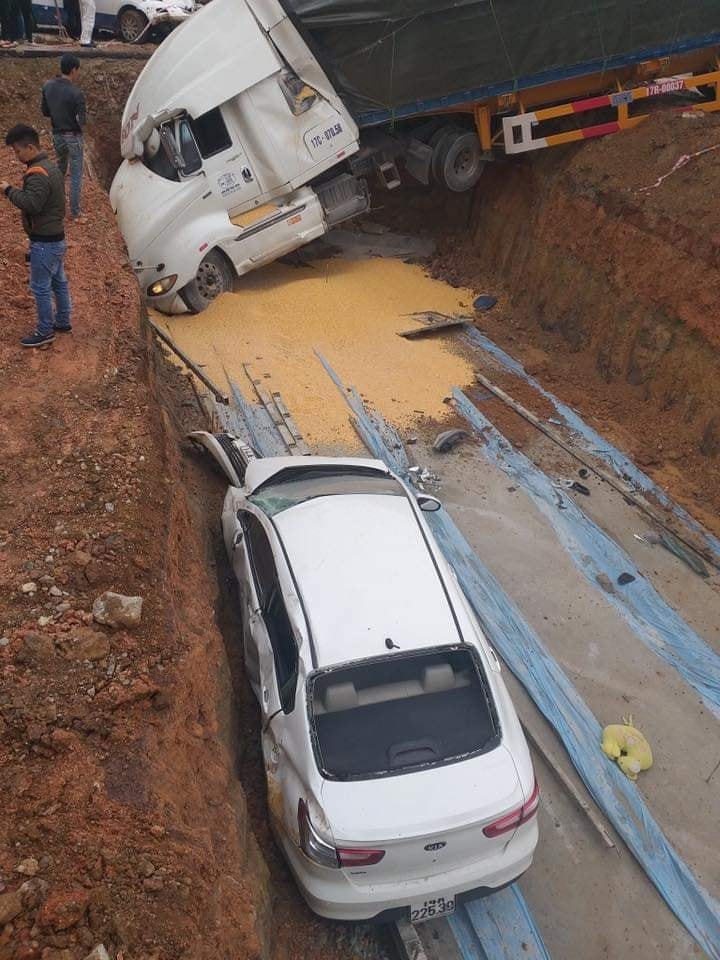 Container đâm nát 3 ô tô con tại cổng viện Sản nhi Quảng Ninh container dam nat 3 o to con tai cong vien san nhi quang ninh