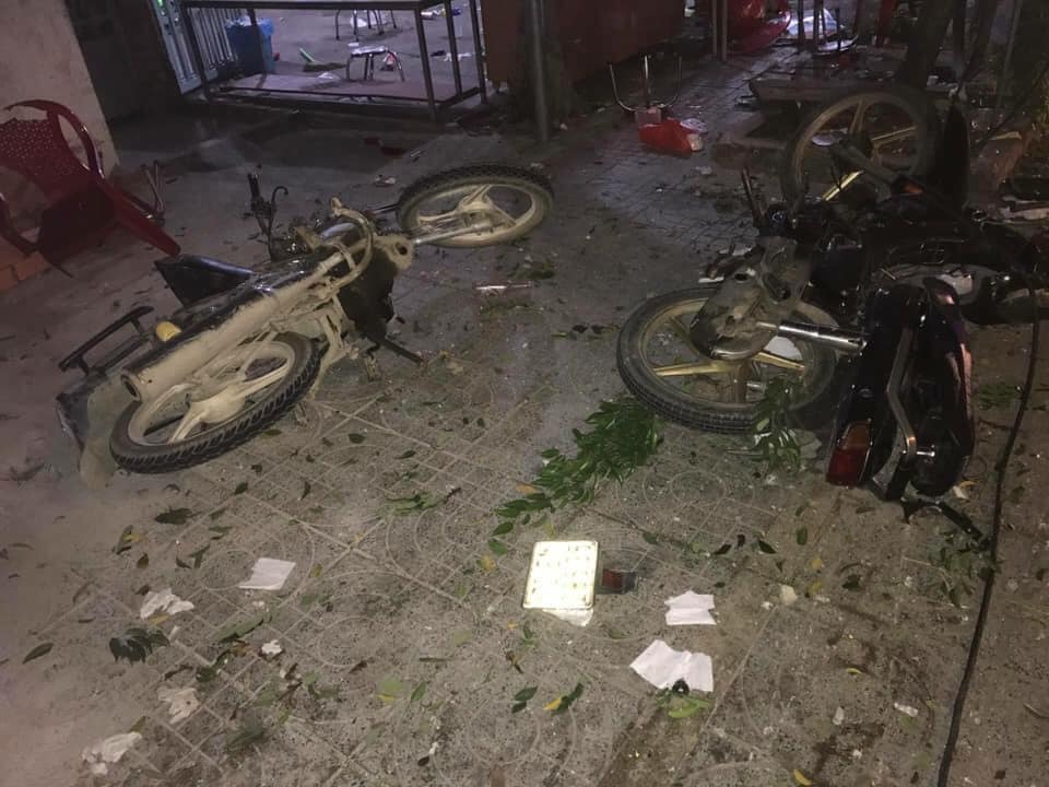 Xe khách san phẳng quán rượu vỉa hè đêm chung kết AFF Cup xe khach san phang quan ruou via he hai nguoi tu nan