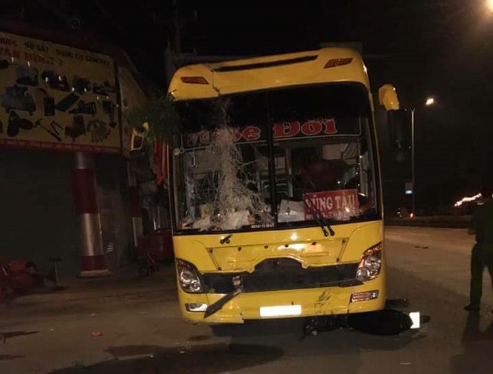 Xe khách san phẳng quán rượu vỉa hè đêm chung kết AFF Cup xe khach san phang quan ruou via he hai nguoi tu nan