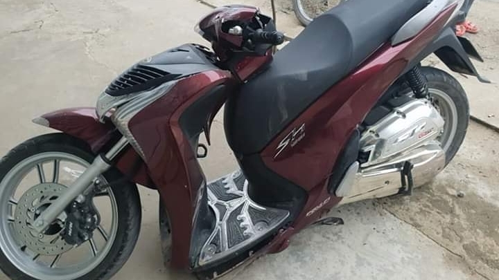 Bị đâm gãy đôi, chủ Honda SH châm lửa đốt xe số để "xả hận"