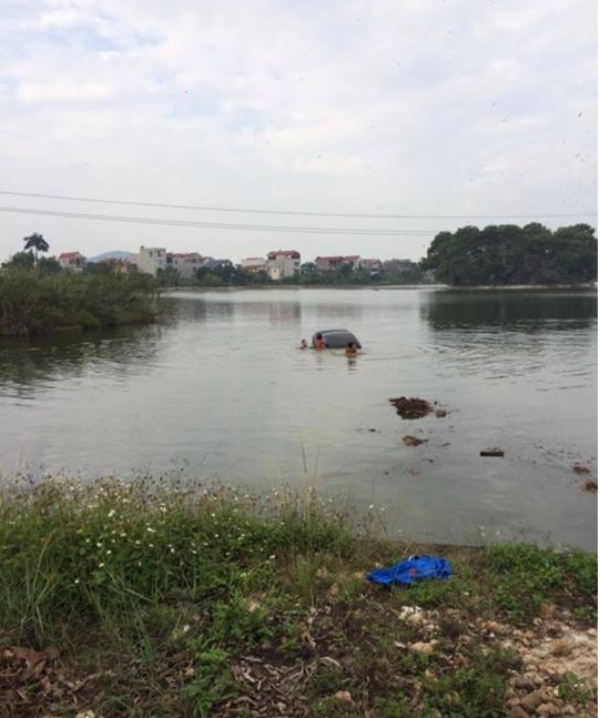 tap lai o to nu lai xe cho gia dinh lao xe xuong ho giua ngay dong lanh