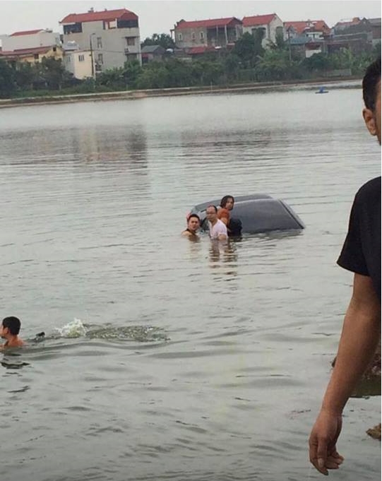 tap lai o to nu lai xe cho gia dinh lao xe xuong ho giua ngay dong lanh