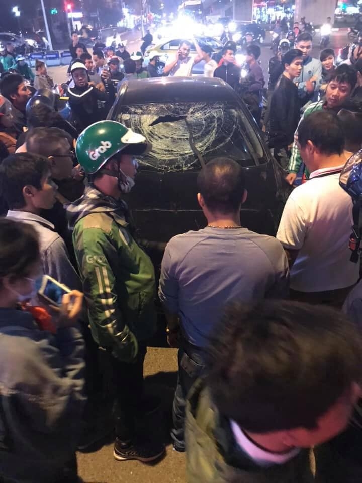 Hyundai gây tai nạn liên hoàn trên phố Trần Duy Hưng, hai bà bầu nhập viện hyundai gay tai nan lien hoan tren pho tran duy hung hai ba bau nhap vien