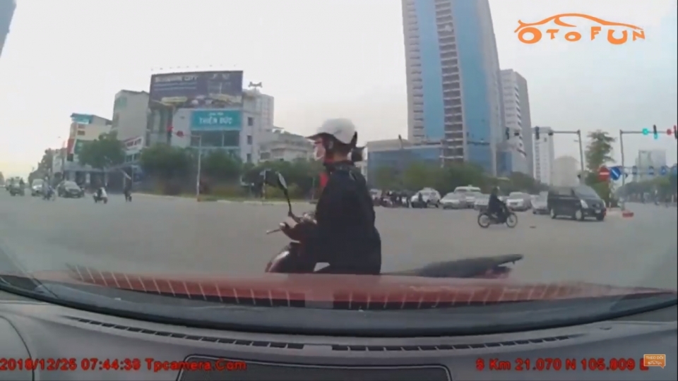 Hai 'siêu ninja' phối hợp 'hạ gục' ô tô trong tích tắc