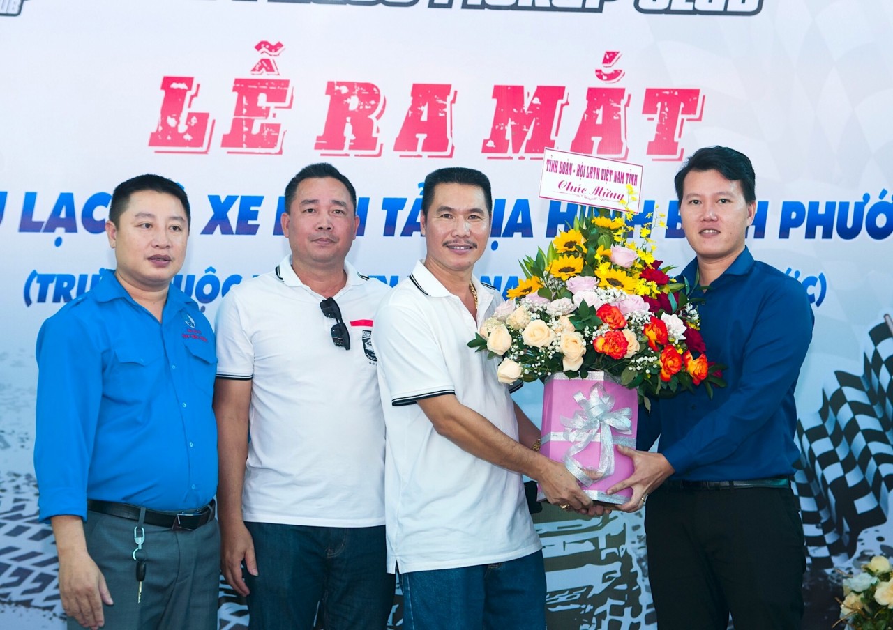 Phó Bí thư Tỉnh Đoàn Trần Hoàng Trực (ngoài cùng, bên phải) cùng Phó Chủ tịch Hội LHTN Việt Nam tỉnh Bình Phước Bùi Xuân Dũng (ngoài cùng, bên trái) trao hoa mừng Lễ ra mắt Bình Phước Pickup cho anh Nguyễn Phúc Tân - Chủ nhiệm CLB (thứ hai, từ phải sang) Phó Bí thư Tỉnh Đoàn Trần Hoàng Trực (ngoài cùng, bên phải) cùng Phó Chủ tịch Hội LHTN Việt Nam tỉnh Bình Phước Bùi Xuân Dũng (ngoài cùng, bên trái) trao hoa mừng Lễ ra mắt Bình Phước Pickup cho anh Nguyễn Phúc Tân - Chủ nhiệm CLB (thứ hai, từ phải sang)