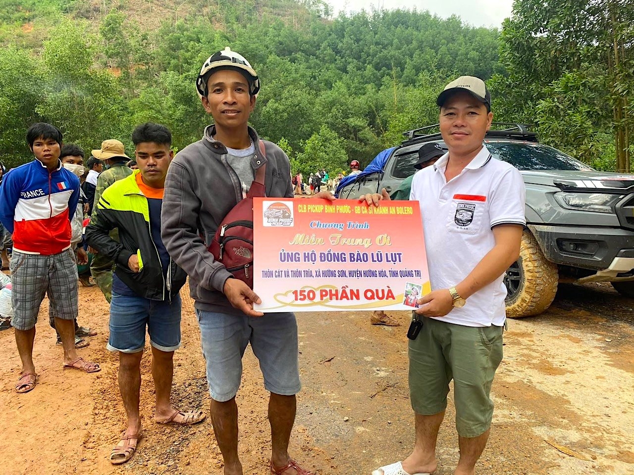 150 phần quà đã được Bình Phước Pickup mang đến tận nơi, trao cho người dân huyện Hương Hóa (Quảng Trị) “căng mình” chống lũ 150 phần quà đã được Bình Phước Pickup mang đến tận nơi, trao cho người dân huyện Hương Hóa (Quảng Trị) “căng mình” chống lũ