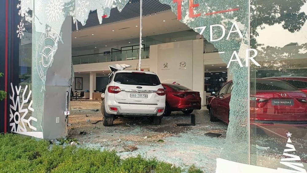 Nữ tài xế lái Ford Everest đâm thủng showroom ô tô, khiến 1 người tử vong Nữ tài xế lái Ford Everest đâm thủng showroom ô tô, khiến 1 người tử vong