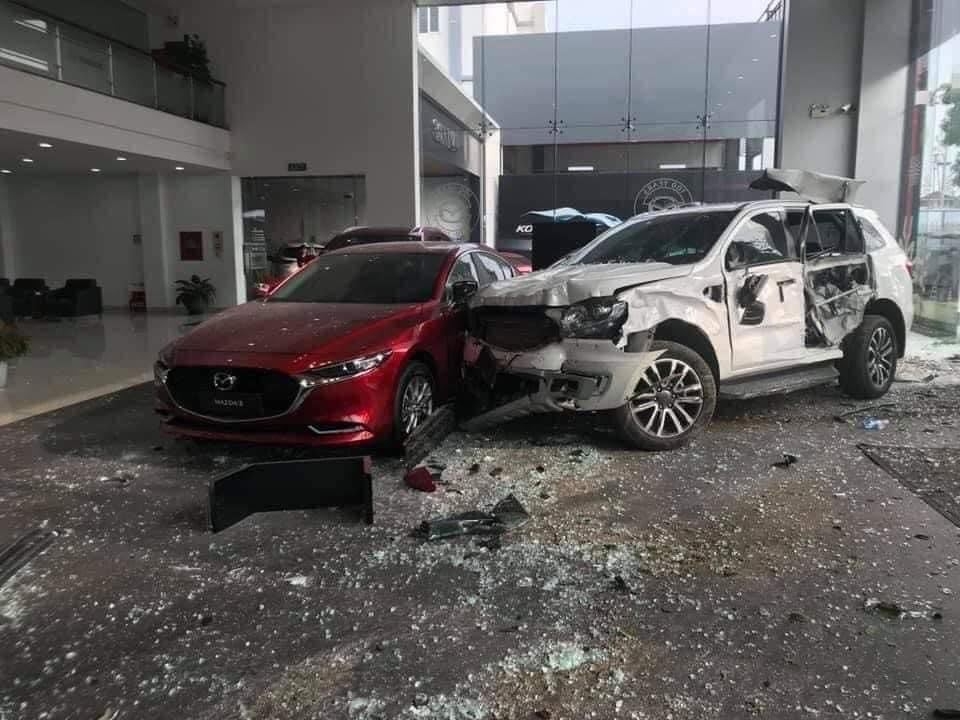 Nữ tài xế lái Ford Everest đâm thủng showroom ô tô, khiến 1 người tử vong Nữ tài xế lái Ford Everest đâm thủng showroom ô tô, khiến 1 người tử vong