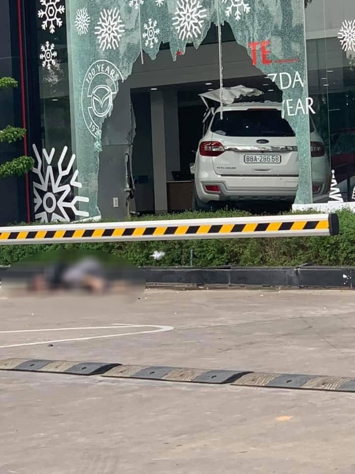 Nữ tài xế lái Ford Everest đâm thủng showroom ô tô, khiến 1 người tử vong Nữ tài xế lái Ford Everest đâm thủng showroom ô tô, khiến 1 người tử vong