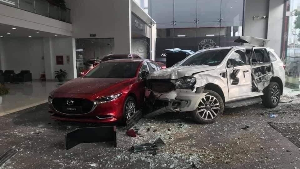 Nữ tài xế lái Ford Everest đâm thủng showroom ô tô, khiến 1 người tử vong
