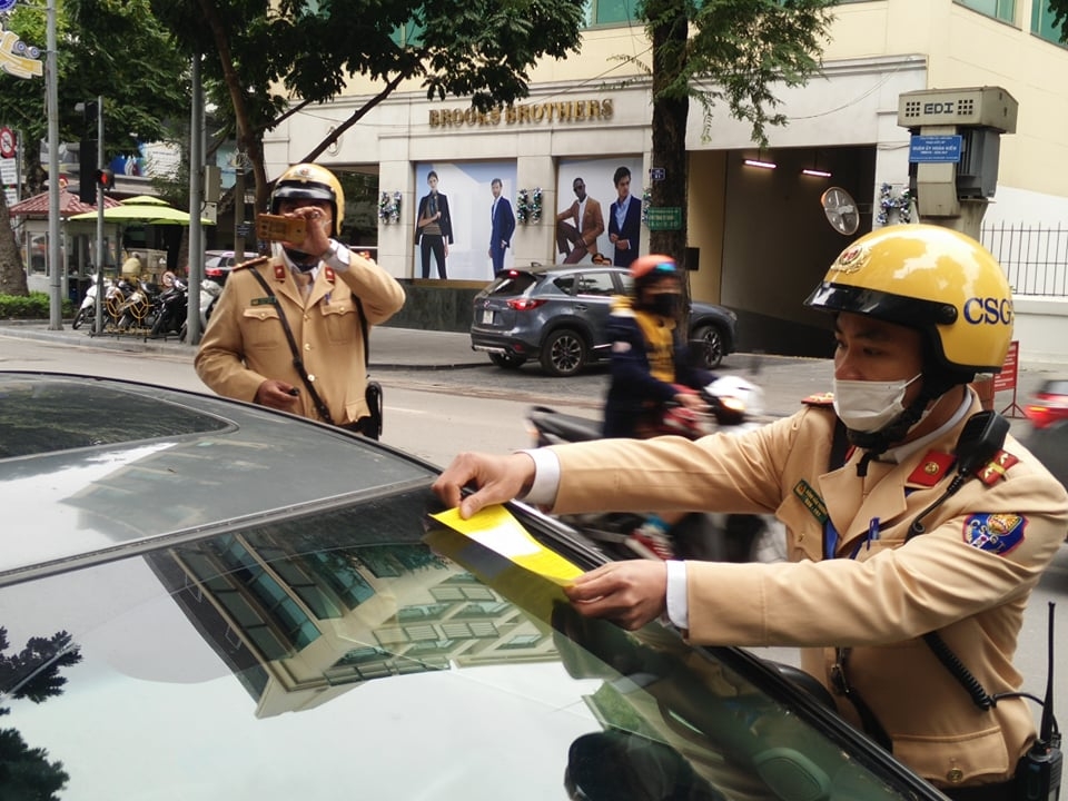 Hà Nội: Chính thức dán thông báo phạt nguội xe ô tô dừng đỗ trái phép Hà Nội: Chính thức dán thông báo phạt nguội xe ô tô dừng đỗ trái phép