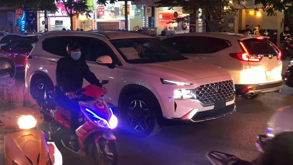 Hyundai SantaFe 2021 chưa biển số bất ngờ chạy trên phố Hà Nội