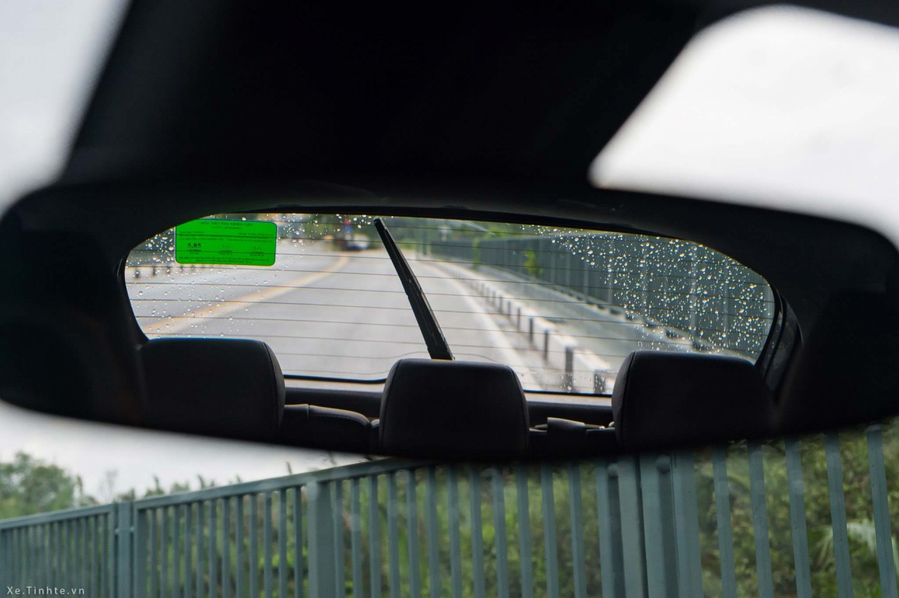 Tại sao xe SUV có cần gạt nước kính sau còn sedan thì không? tai sao xe suv co can gat nuoc kinh sau con sedan thi khong