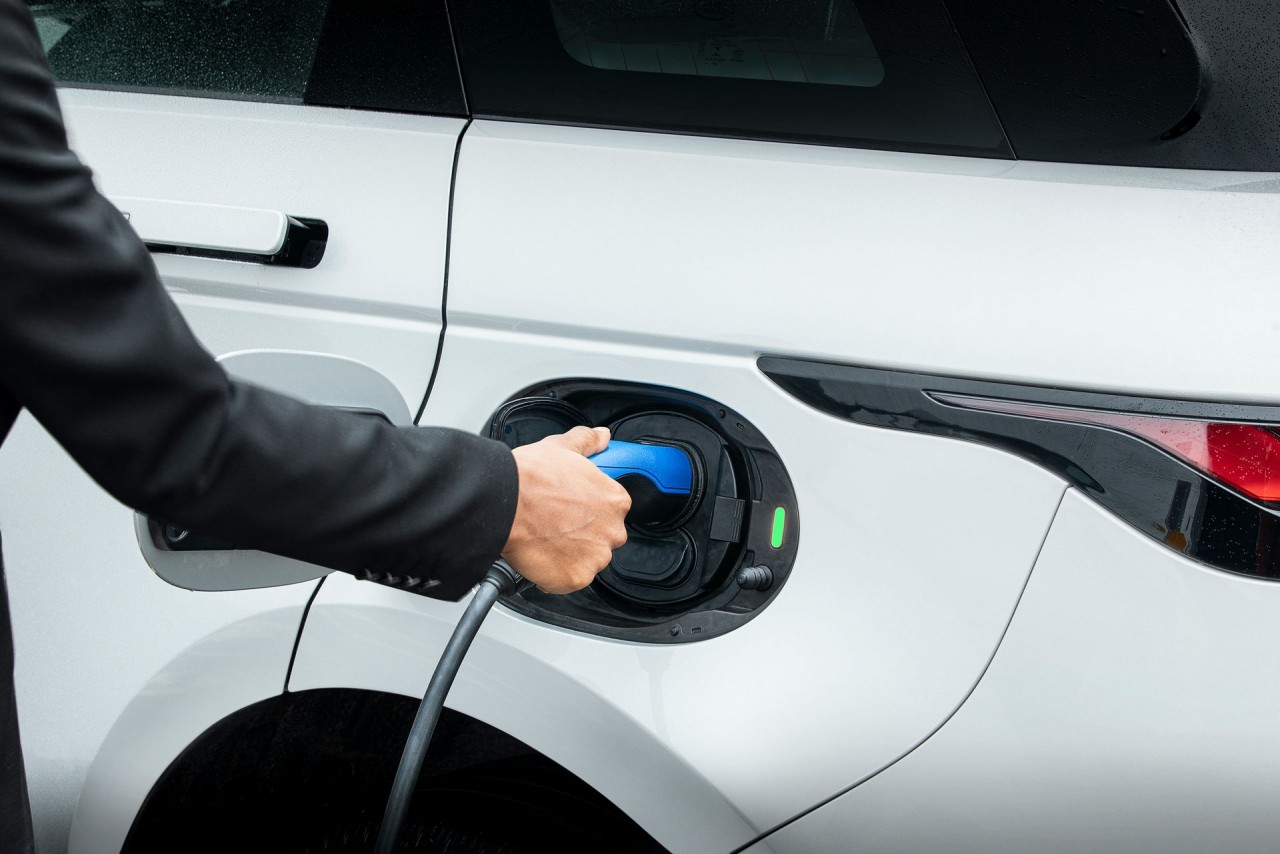 Land Rover ra mắt phiên bản plug-in hybrid cho Evoque và Discovery Sport land rover ra mat phien ban plug in hybrid cho evoque va discovery sport