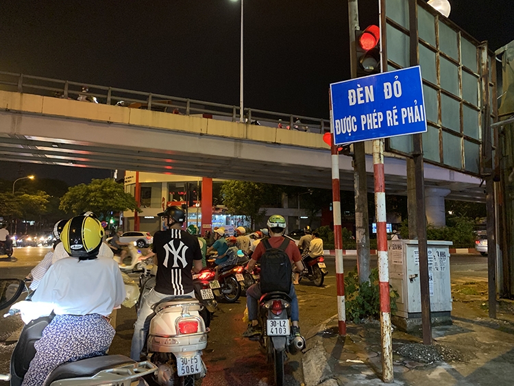 76 biển và đèn báo sẽ bị gỡ bỏ tại Hà Nội 76 bien va den bao se bi go bo tai ha noi