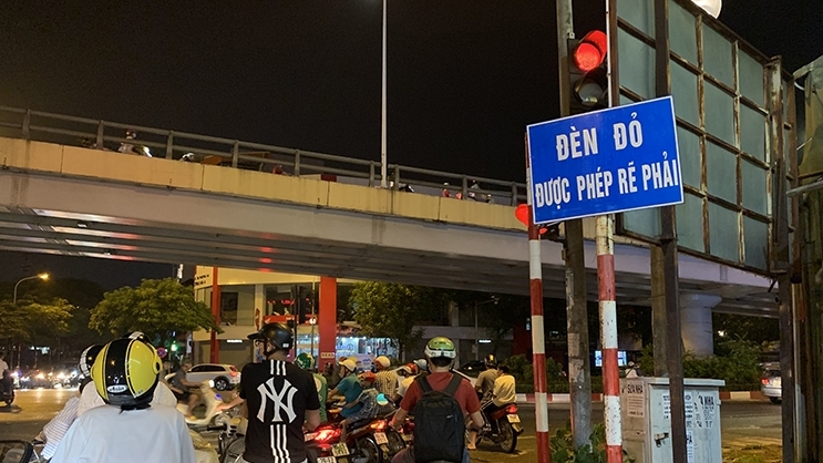 76 biển và đèn báo sẽ bị gỡ bỏ tại Hà Nội
