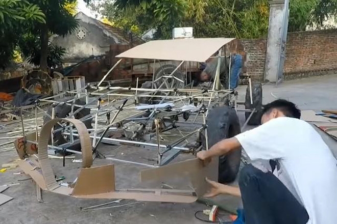 Siêu xe bằng bìa carton của nhóm bạn trẻ Việt thu hút truyền thông quốc tế sieu xe bang bia carton cua nhom ban tre viet thu hut truyen thong quoc te