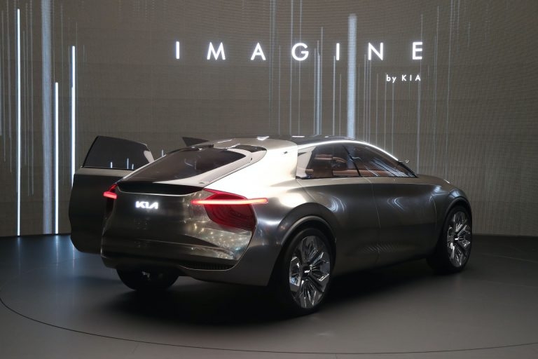 Mẫu crossover chạy điện Kia 2021 có hệ thống điện 800V ngang với Porsche Taycan mau crossover chay dien kia 2021 co he thong dien 800v ngang voi porsche taycan