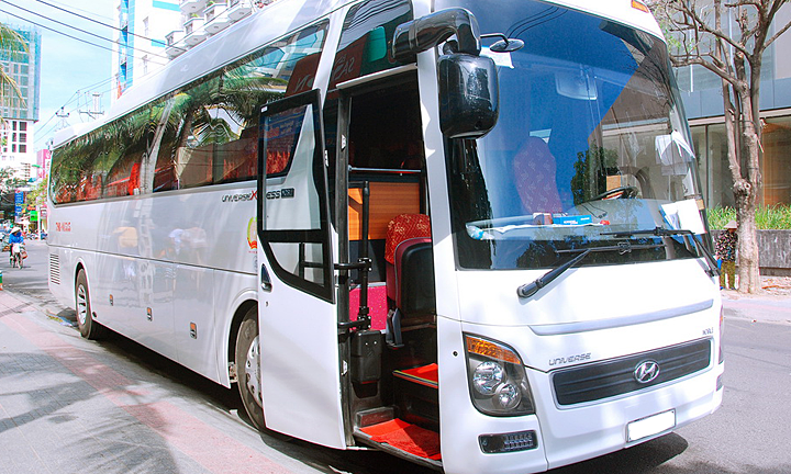 Vì sao xe khách, xe buýt không thiết kế cửa lên xuống riêng cho tài xế? vi sao xe khach xe buyt khong thiet ke cua len xuong rieng cho tai xe