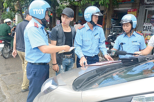 Thanh tra giao thông Hà Nội xử lý xe Grab, Uber vi phạm thanh tra giao thong ha noi xu ly xe grab uber vi pham