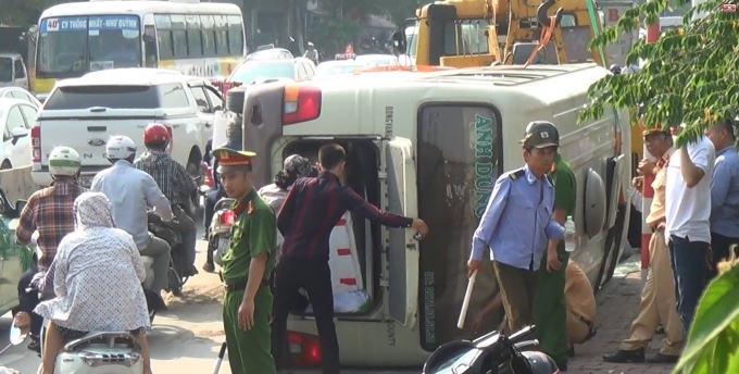 Hà Nội: Lật xe khách 29 chỗ, giao thông ùn tắc nghiêm trọng ha noi lat xe khach 29 cho giao thong un tac nghiem trong