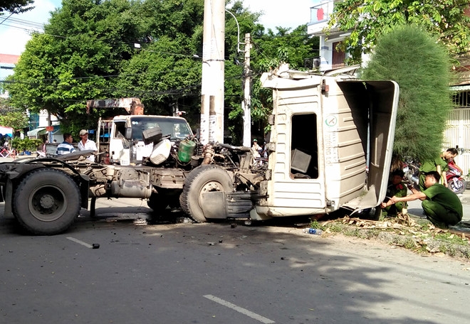TP Hồ Chí Minh: Tài xế container tử vong trong cabin sau khi lao vào trụ điện tp ho chi minh tai xe container tu vong trong cabin sau khi lao vao tru dien