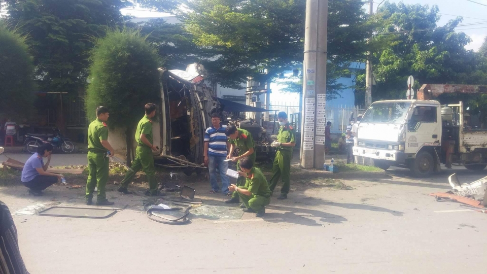 TP Hồ Chí Minh: Tài xế container tử vong trong cabin sau khi lao vào trụ điện tp ho chi minh tai xe container tu vong trong cabin sau khi lao vao tru dien