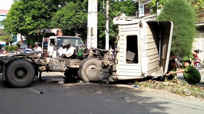 TP Hồ Chí Minh: Tài xế container tử vong trong cabin sau khi lao vào trụ điện