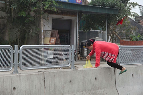 ha tinh treo qua dai phan cach nguoi dan ong bi xe khach tong tu vong