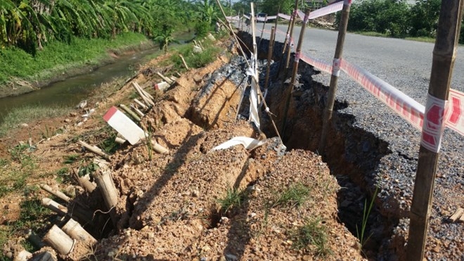 Phú Thọ: Con đường 15 tỉ vừa thi công xong đã sạt lở nghiêm trọng phu tho con duong 15 ti vua thi cong xong da sat lo nghiem trong