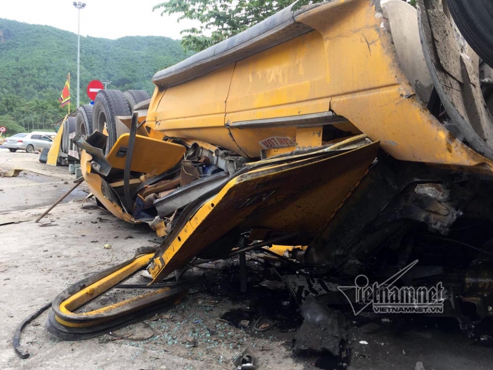 Quảng Ninh: Xe container lật nhào trên quốc lộ, tài xế nguy kịch quang ninh xe container lat nhao tren quoc lo tai xe nguy kich