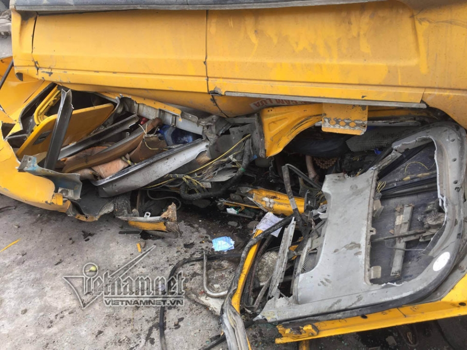 Quảng Ninh: Xe container lật nhào trên quốc lộ, tài xế nguy kịch quang ninh xe container lat nhao tren quoc lo tai xe nguy kich