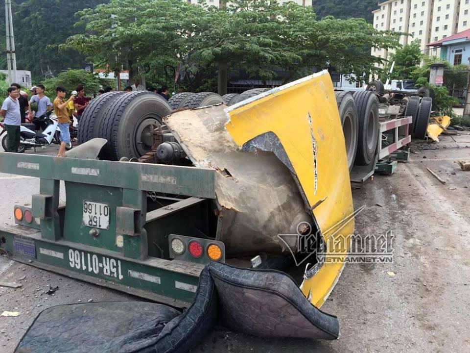 Quảng Ninh: Xe container lật nhào trên quốc lộ, tài xế nguy kịch quang ninh xe container lat nhao tren quoc lo tai xe nguy kich