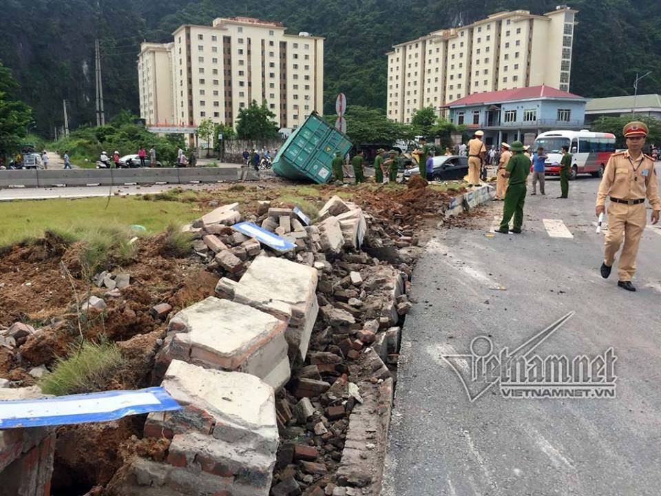 Quảng Ninh: Xe container lật nhào trên quốc lộ, tài xế nguy kịch quang ninh xe container lat nhao tren quoc lo tai xe nguy kich
