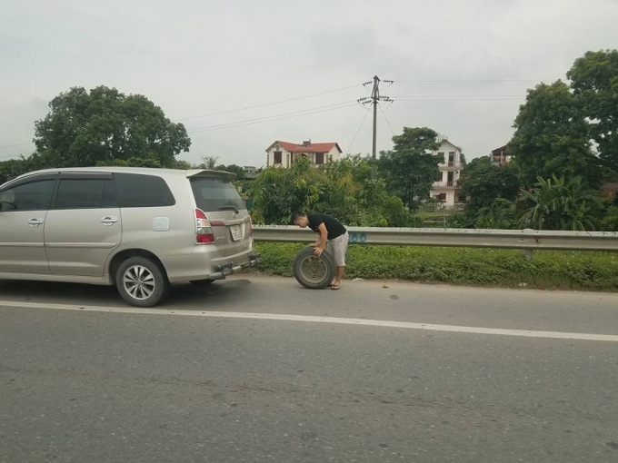 Cao tốc Hà Nội - Bắc Giang: Hàng loạt ô tô, xe máy dính bẫy đinh tặc cao toc ha noi bac giang hang loat o to xe may dinh bay dinh tac