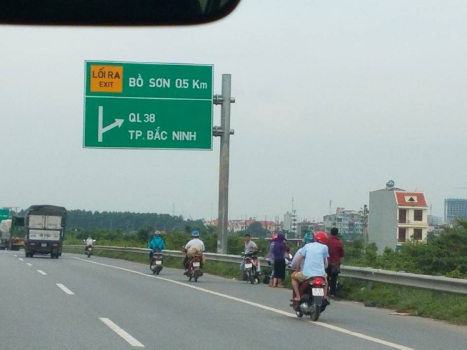 Cao tốc Hà Nội - Bắc Giang: Hàng loạt ô tô, xe máy dính bẫy đinh tặc cao toc ha noi bac giang hang loat o to xe may dinh bay dinh tac