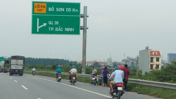 Cao tốc Hà Nội - Bắc Giang: Hàng loạt ô tô, xe máy dính bẫy đinh tặc