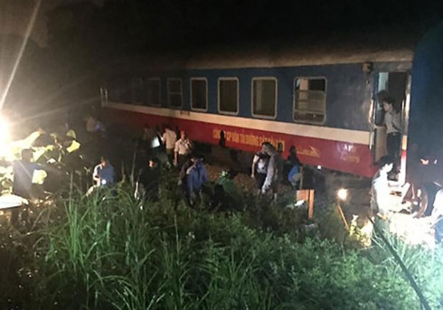 Tàu SE3 chở hơn 200 khách bị trật bánh ở Thanh Hóa tau se3 cho hon 200 khach bi trat banh o thanh hoa