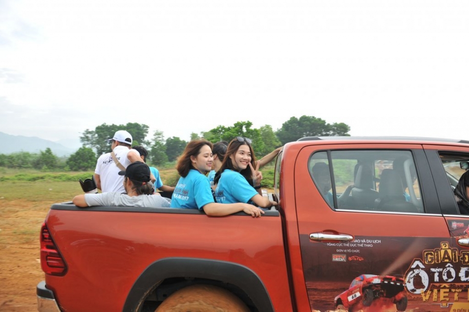 voc 2017 rang ro nhung bong hong giua chao lua