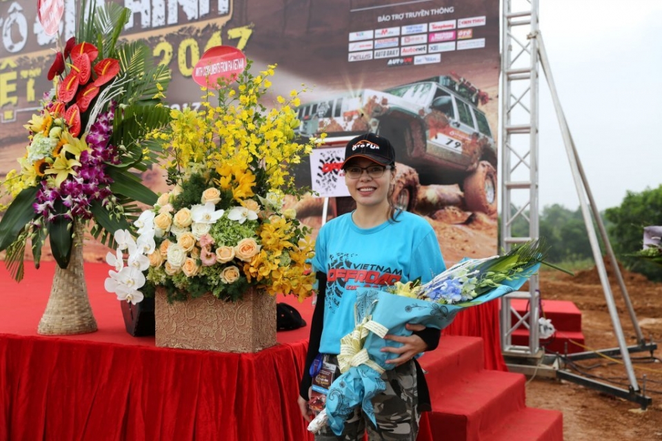voc 2017 rang ro nhung bong hong giua chao lua