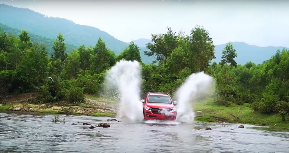 off road voi chevrolet p1 ki nang vuot ai nuoc sau