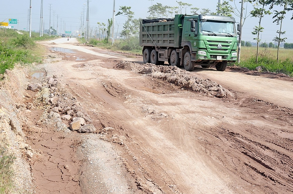 Đường gom cao tốc Hà Nội - Bắc Giang bị Đường gom cao tốc Hà Nội - Bắc Giang bị