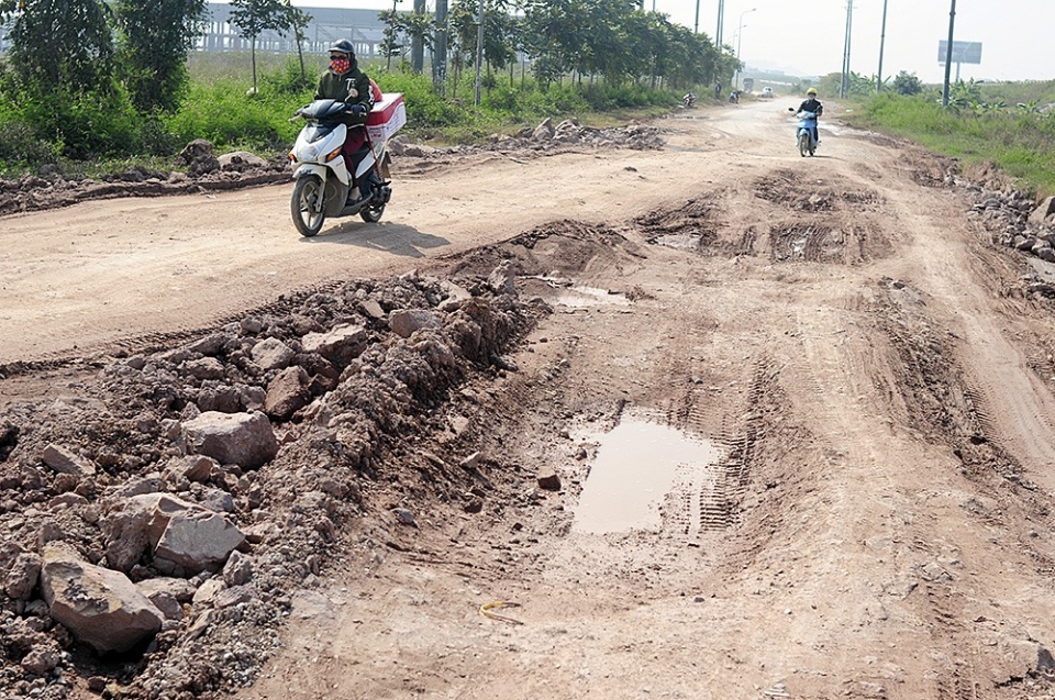 Đường gom cao tốc Hà Nội - Bắc Giang bị Đường gom cao tốc Hà Nội - Bắc Giang bị
