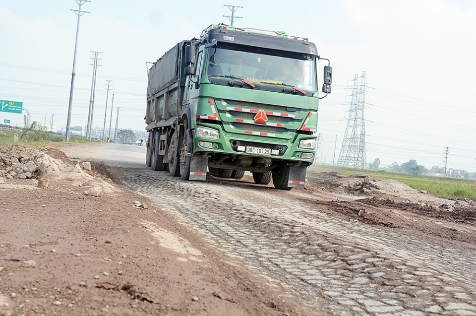 Đường gom cao tốc Hà Nội - Bắc Giang bị Đường gom cao tốc Hà Nội - Bắc Giang bị